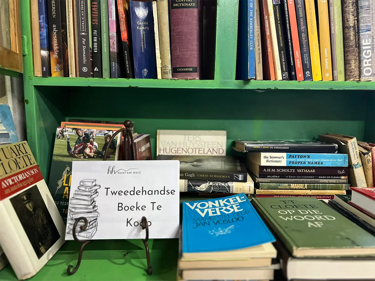 Books and keepsakes at Hantam Huis